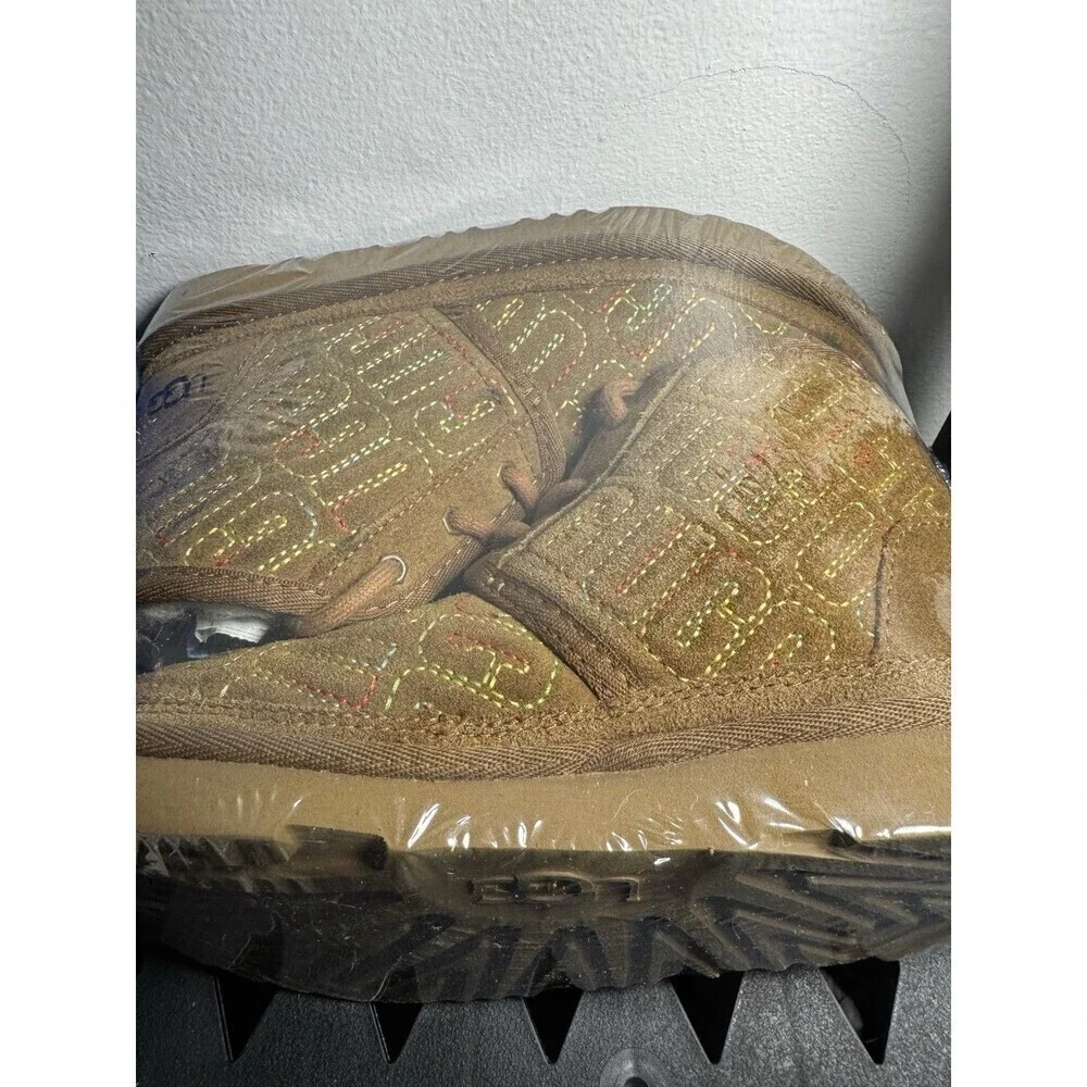 UGG Neumel Chukka Boots Graphic Stitch Logo Suede Look Chestnut Brown Size 2-FM5
